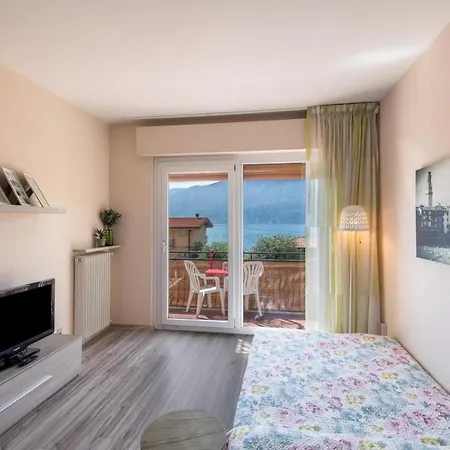 View With Aircon - 5 Minutes From The Beach! アパート