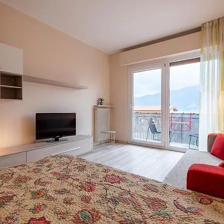 View With Aircon - 5 Minutes From The Beach! アパート