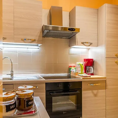View With Aircon - 5 Minutes From The Beach! アパート