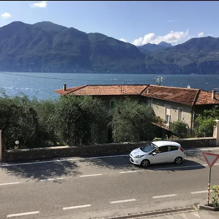 View With Aircon - 5 Minutes From The Beach! アパート
