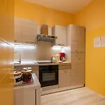 דירה View With Aircon - 5 Minutes From The Beach!