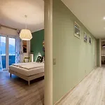 דירה View With Aircon - 5 Minutes From The Beach! ברנצונה סול גארדה
