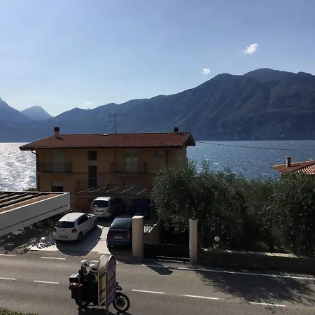 View With Aircon - 5 Minutes From The Beach!