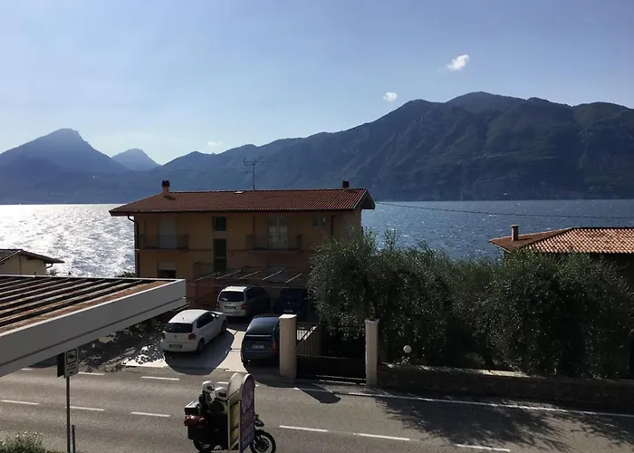 View With Aircon - 5 Minutes From The Beach!